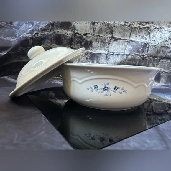 Pfaltzgraff Poetry Blue Roses Covered 2 Qt. Casserole Dish - Picture 4 of 7